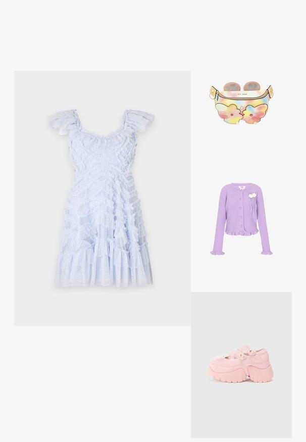 Cardigan en tricot côtelé lilas avec des boutons en forme de cœur, des poignets et un ourlet volantés, et deux décorations florales blanches sur la poitrine.; Robe bleu clair avec des bretelles à volants, tissu texturé, design en couches et accents à pois. Ourlet évasé avec des volants tout au long.; Bottines chunky à plateforme rose avec des boucles en forme de cœur double, un bord en dentelle et une semelle épaisse sculptée sur un fond blanc uni.; Petite sac banane tie-dye pastel avec des poches en forme de papillon rose, des accents de perles et de pierres précieuses, et deux oreilles circulaires roses scintillantes sur le dessus.