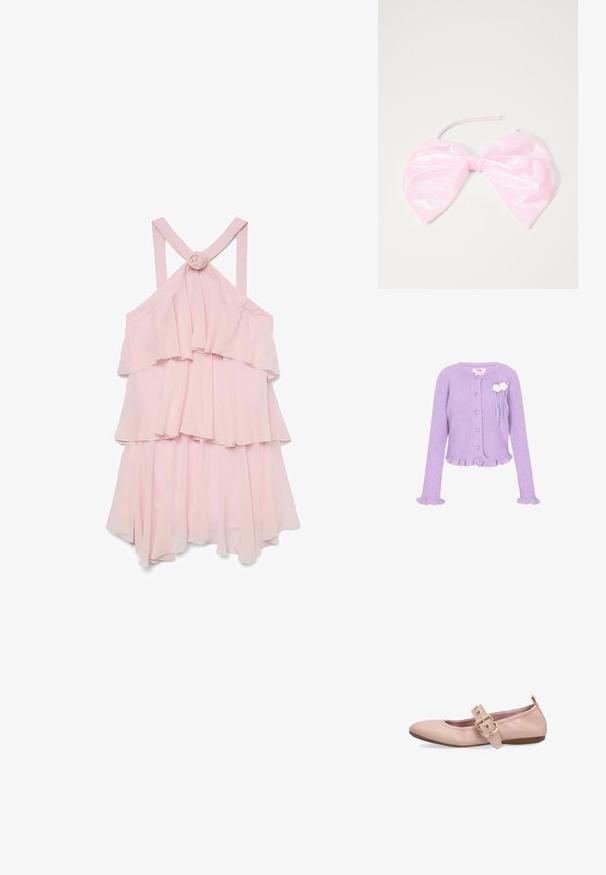 Lilla ribbet strikket cardigan med hjerteformede knapper, flæser ved ærmer og kant, samt to hvide blomsterdekorationer på brystet.; Lys rosa ærmeløs kjole med lagdelte flæser, prydet med en roseaccent bagpå og krydsede stropper, lavet af letvægtsstof.; Lyserød læder flatsko med rundet tå, dekorativ rem og stor guldbeklædt spænde, lav hæl og trækkestrop ved hælkanten.; Lyserød, blank hårtilbehør formet som en stor sløjfe, med en glat overflade og et tyndt bånd til at sikre den på plads.