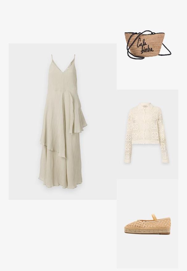 Cardigan en crochet blanc avec un col, présentant un motif carré complexe, des manches longues et des bords festonnés. Fermeture à boutons à l'avant.; Robe de couleur crème avec un décolleté en V, des bretelles fines et un design fluide et superposé présentant des plis texturés et des ourlets asymétriques.; Loeffler Randall KAYLA - Espadrilles - natural; Sac à main en paille tissée avec des poignées tressées noires et « Cala bimba » brodé en noir sur le devant.