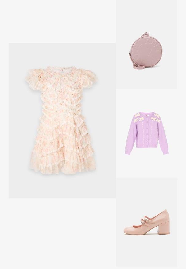 Lilla cardigan med cremefarvede sløjfeapplikationer. Strikket stof, rund halsudskæring, knaplukning og struktureret detaljer langs ærmer og forside.; Blomstermønstret kjole i pastelfarvet pink og crème, med lagdelte flæser og blonder detaljer. Korte puffærmer og en rund halsudskæring.; Lyserøde patentlæder højhælede sko med rund tå, to justerbare spænder og en kraftig, gennemsigtig blokhæl.; Rund, lyserød lædertaske med præget tekst og hjerte-design, der har en aftagelig skulderrem og en glat overflade.