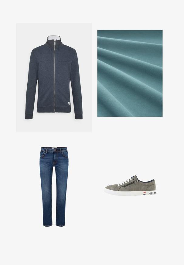 Chaqueta de cremallera azul oscuro con un cuello alto, puños y dobladillo acanalados. Hecha de un material suave con una textura sutil y un pequeño logo en la parte inferior.; Tela turquesa con una textura suave y lisa, que muestra pliegues sutiles y un patrón de punto uniforme a lo largo de toda su superficie.; Vaqueros de mezclilla en azul oscuro con un diseño de pierna recta, estilo de cinco bolsillos y costura en contraste. Cintura estándar con cierre de botón.; Zapatilla deportiva baja gris con cordones blancos, cremallera lateral y suela blanca con franjas rojas, blancas y azules y marca Tom Tailor.