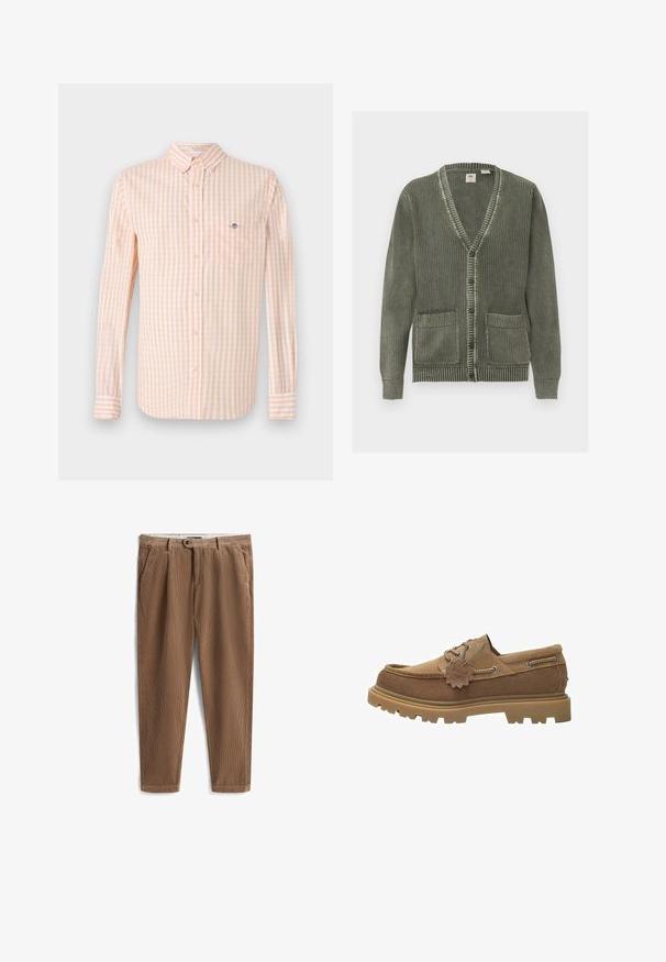 Grøn strikket cardigan med V-hals, knaplukning, lange ærmer, ribbede manchetter, kant og to forlommer.; Lys orange og hvid ternet stofskjorte med lange ærmer, knap-ned krave og brystlomme. Har et diskret logo på lommen.; Brune kordfløjspants med lige ben, der har to forlommer, en enkelt knaplukning og tekstur fra lodrette ribber.; Brun mokkasinstillet sko i ruskind med tyk gummisål med slidbane, snøresti foran og dekorative syninger, vist mod en hvid baggrund.
