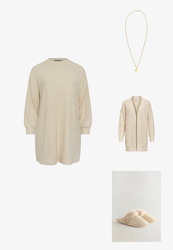 Cárdigan largo beige de punto con delantero abierto, puños y bajo acanalados y patrón texturizado en las mangas y el cuerpo.; Vestido beige de canalé con un escote redondo alto y mangas largas abullonadas. Textura suave, corte a la altura de la rodilla y detalles sutiles de patrón vertical.; Zapatillas beige con un suave borde de piel de pelo, diseño de punta redondeada y tejido texturizado. La suela es plana y flexible.; Collar de tono dorado con una cadena fina y texturizada y un colgante redondo y plano. El cierre es estándar y está ubicado en la parte trasera.