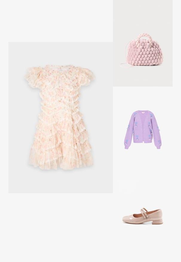 Lavendel gebreide cardigan met ballonsleeves, voorzien van blauwe strik en pomponaccenten. Open voorkant en ribbeltstructuur door het hele kledingstuk.; Bloemengestipt jurk in pastelroze en crème, met gelaagde volants en kantaccenten. Korte pofmouwen en een ronde halslijn.; Lakleren roze Mary Jane-schoen met een licht vierkante neus, twee dunne bandjes en een lage blokhak. Soepele textuur, minimalistisch ontwerp.; Roze pompon textuur handtas met een gevlochten handvat en een dunne schouderriem. Ronde vorm, zachte oppervlakte, compact design.