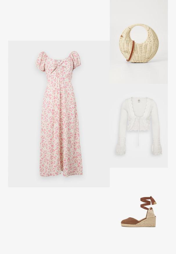 Witte cropped cardigan met een gebreide textuur, gegolfde randen, lange klokmouwen en een trekkoordsluiting aan de voorkant.; Crèmekleurige maxi-jurk met roze bloemenprint, pofmouwen, geplooide halslijn en een vloeiende pasvorm.; Bruine espadrille sleehak met gevlochten jutezool en een enkellint om te strikken.; Ronde geweven handtas van natuurlijk stro met een gestructureerde afwerking. Kenmerkt zich door een gladde, bruine leren schouderband en een ronde handgreep.