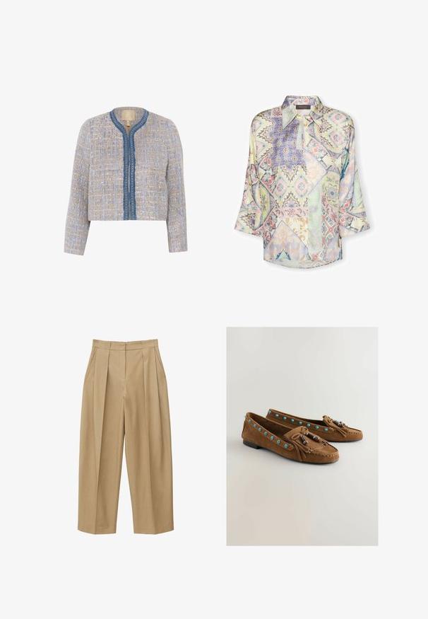Tweed jasje in lichtbeige en blauw met een gestructureerd patroon, ronde halslijn, sluiting aan de voorkant en blauwe afwerking met decoratieve accenten.; Gedrukte blouse met een mix van pastelkleurige geometrische patronen, een geplooide kraag en los vallende mouwen. Gemaakt van lichtgewicht stof.; Beige wijde broek met hoge taille, voorplooien, zijzakken en een aangesloten tailleband met lussen voor een riem.; Bruine suède mocassinstijl schoenen met een lage hak, versierd met blauwe studs en decoratieve franjes, met accenten van houten kralen.