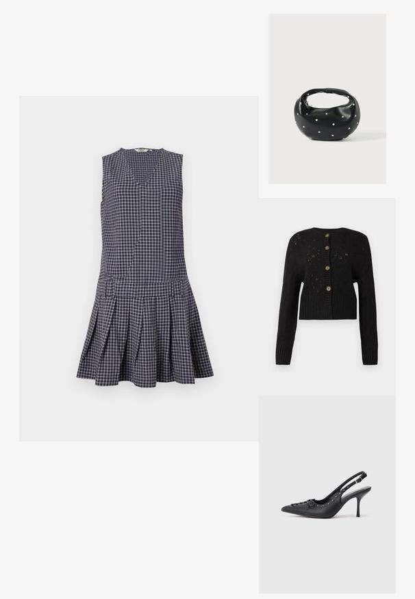 Sort cropped cardigan med et struktureret strikket mønster, der har en ribbet kant og fem runde brune knapper ned ad forsiden.; Marineblå ternet kjole med V-hals, ærmeløst design, plisseret nederdel og struktureret talje. Fremstillet af letvægtsstof.; Sorte læder slingback stiletto med spids tå, side spændebånd, nitter langs kanten og dekorativ snøring foran.; Sort læderhåndtaske med en rundet form, dekoreret med sølvnitter, og et kort håndtag. Glat tekstur og lynlåslukning.