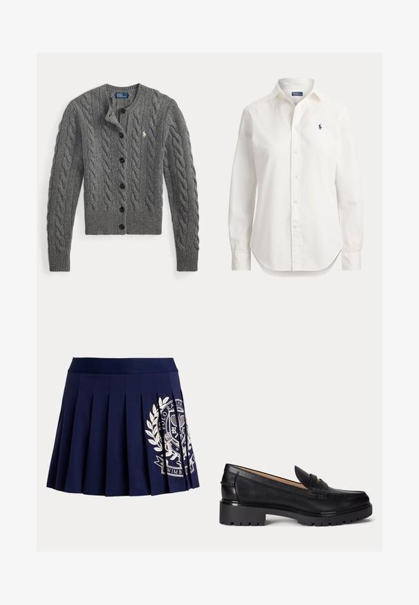 Grijze kabelgebreide cardigan met knopen aan de voorkant, lange mouwen, geribde manchetten en zoom, met een klein wit geborduurd logo op de borst.; Witte blouse met lange mouwen, knopen, kraag en klein blauw logo van een polospeler op de linkerborst.; Marineblauwe geplooide rok met brede tailleband en wit tennis-thema wapenlogo aan de rechteronderkant.; Zwarte leren loafer met dikke profielzool, lage hak en decoratief bandje aan de voorkant.