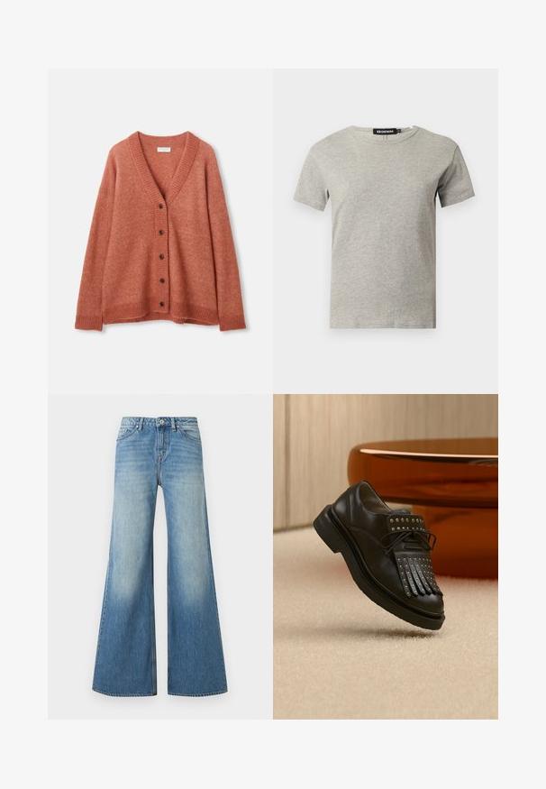 Roestkleurige wollen cardigan met V-hals, vijf donkere knopen aan de voorkant, geribde manchetten, onderrand en halslijn.; Lichtgrijs katoenen T-shirt met korte mouwen en ronde hals, met een zichtbaar zwart label in de kraag met de tekst "DENIM" en maat "S".; Blauwe spijkerbroek met hoge taille en wijde pijpen, met voorzakken, riemlussen, knoop en ritssluiting.; Zwarte lederen veterlaars met decoratieve franjes en metalen studs geplaatst op een beige tapijt nabij bruin meubilair.