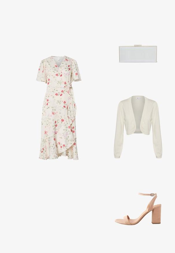 Cremefarvet cropped cardigan med lange ærmer, åben frontdesign og ribbede detaljer ved ærmekanterne og kanten. Blød strikket tekstur.; Kremfarvet slå-om-kjole med rosa og rødt blomsterprint, korte flagrende ærmer, V-udskæring og flæsekant.; Blokhælede sandaler i blød beige ruskind, med en bred frontrem, ankelrem med en metalspænde og glatte, buede linjer.; Hvid rektangulær clutch med tekstureret overflade, guldfarvet metalramme og lås. Simpelt design uden synlige mønstre eller dekorationer.