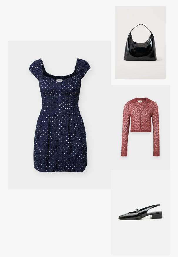 Cardigan en dentelle de couleur rouge profond, coupe courte, manches longues, décolleté en V, fermeture à boutons, orné d'un motif texturé.; Robe courte bleu marine à pois blancs, avec boutons sur le devant, taille froncée et petites manches volantées.; Chaussure slingback en cuir verni noir avec un petit talon bloc et une fine bride avec une boucle argentée sur le dessus.; Sac à épaule noir brillant avec une seule bandoulière et un petit logo "RAID" en bas au centre sur un fond clair uni.