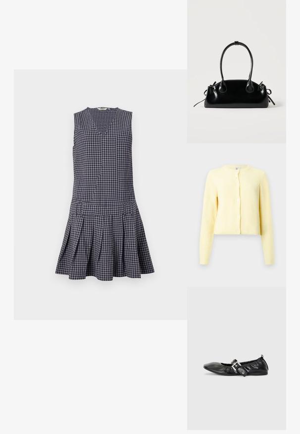 Cardigan jaune à côtes avec manches longues, encolure ronde et cinq boutons sur le devant. Texture douce avec une coupe cropped.; Robe à carreaux bleu marine avec un décolleté en V, sans manches, jupe plissée et taille structurée. Fabriquée en tissu léger.; Chaussure plate en cuir noir avec un nez pointu, des détails froncés autour de l'ouverture et un accent en boucle argentée sur la bride ajustable.; Petit sac à main noir brillant avec deux longues anses et des détails à cordon sur les côtés sur un fond clair uni.