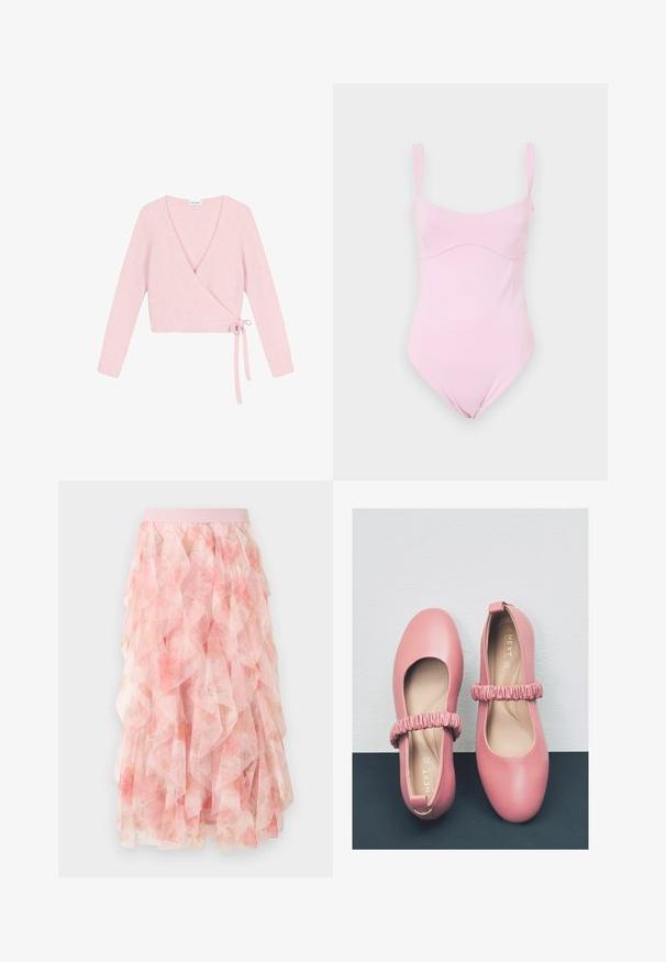 Indpakket sweater i blødt, lyserødt materiale. Har lange ærmer, dyb V-hals og bindelukning på siden. Teksturet har en fuzzy finish.; Good American TANK - Top - flora; Pink lagdelt tyll midi nederdel med blomsterprint og elastisk taljebånd, med bløde flæseteksturer.; Rosa læder ballet flade sko med en rund tå, der har en rynket rem over instep og en glat inderside.