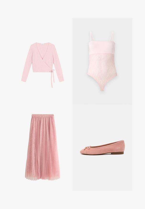 Indpakket sweater i blødt, lyserødt materiale. Har lange ærmer, dyb V-hals og bindelukning på siden. Teksturet har en fuzzy finish.; Lyserød blondebody med spaghettistropper og en glat topsektion mod en ensfarvet lys baggrund.; Rosa plisseret midi-nederdel med et lag af blonder under og en rynket talje, vist på en hvid baggrund.; Blød lyserød ruskind balletflat med lille sløjfe og gyldent accent på afrundet tå, lav hæl og glat sål.