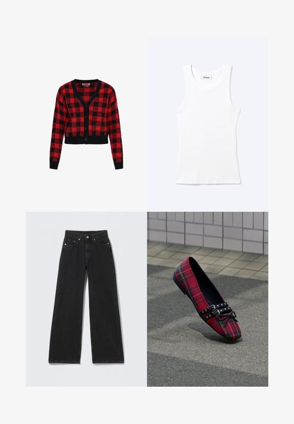 Rood en zwart geblokte cardigan met een v-hals, knoopsluiting en lange mouwen. Gemaakt van gestructureerd breimateriaal, cropped ontwerp.; Wit mouwloos geribd tanktopje met ronde hals en een klein label met daarop "WEEKDAY" aan de binnenkant van de kraag.; Zwarte high-waist jeans met wijde pijpen, een knoop- en ritsluiting aan de voorzijde, riemlussen en vijf voorzakken op een lichte achtergrond.; Rode tartan platte schoen met spitse neus, zwarte met studs versierde dubbele riemen en strik, geplaatst op asfalt nabij een betegelde muur als achtergrond.