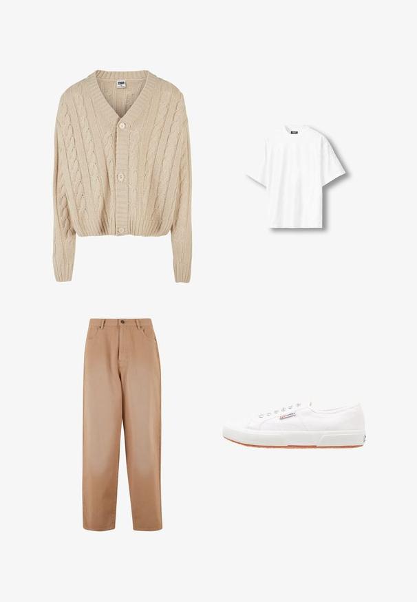 Crème kabelgebreide cardigan met V-hals, lange mouwen, vijfknopen sluiting en geribbelde zoom. Heeft een gestructureerd patroon door het geheel.; Effen wit oversized T-shirt met korte mouwen en een ronde hals, met een zwart label aan de binnenkant van de achterkant van de kraag, getoond op een lichte achtergrond.; Beige broek met wijde pijpen, gemaakt van zachte katoenstof. Kenmerkt zich door een sluiting met een knoop en ritssluiting aan de voorkant, vijf zakken en riemlussen.; Witte canvas sneakers met een rubberen zool, vetersluiting en een klein logolabel aan de zijkant. Gewreven wit bovenwerk en een bruine zool.