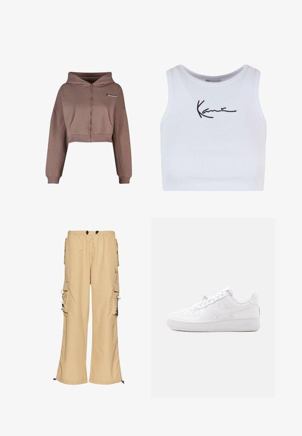 Korte, lynlås hættetrøje i afdæmpet brun stof. Har en frontlomme, ribkant forneden og matchende ribbede manchetter. Sportslogo på øverste venstre side.; Hvid ribbet crop top med en rund halsudskæring. Har en sort broderet signaturdetalje. Glat tekstur og tætsiddende design.; Beige cargo bukser med brede ben, elastisk talje, sidelommer og snor detaljer. Lavet af letvægtsstof med en glat tekstur.; Lavtop hvid sneaker med perforeret tå, snørelukning, tekstureret sål og et diskret swoosh-logo på siden.