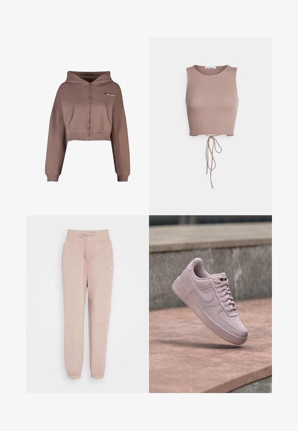 Geknipte, rits-hoodie van gedempt bruine stof. Heeft een voorkantzak, geribbelde zoom en bijpassende geribbelde manchetten. Sportlogo op de bovenste linkerkant.; Even&Odd by Zalando Top - taupe; Nike Sportswear W PHNX FLC HR OS - Trainingsbroek - diffused taupe/sail; Lichtroze Nike Air Force 1 sneaker zwevend boven een roze getinte betonnen ondergrond met een grijze stenen muur op de achtergrond.