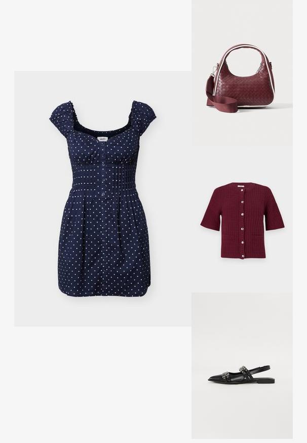 Bordeaux kortærmet cardigan med et struktureret strikdesign, rund hals, sølvknapper og to frontlommer.; Marineblå kort kjole med hvide prikker, knapper foran, rynket talje og flæseærmer.; Even&Odd Slingback-ballerinasko - black; Mørkerød vævet lædertaske med buet hank, hvid kant, sølv lynlås og aftagelig bred stofskulderrem mod en ensfarvet baggrund.