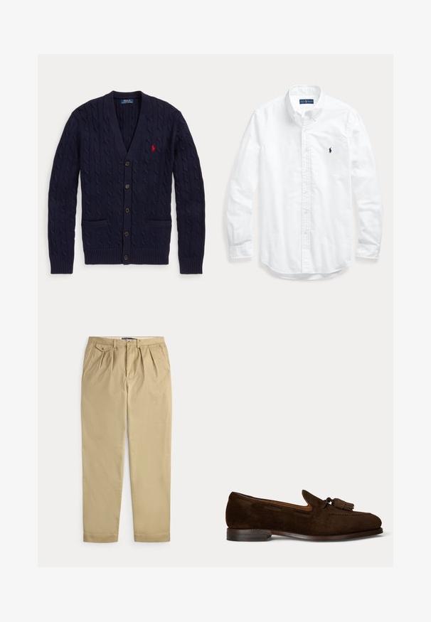 Tmavomodrý pletený kardigán s výstrihom do V, s piatimi gombíkmi, dvoma prednými vreckami a červeným vyšívaným logom Polo Ralph Lauren na hrudi.; Biela košeľa s dlhým rukávom na gombíky s golierom a malým tmavým logom na ľavej hrudi, položená na svetlom pozadí.; Béžové plisované nohavice s bočnými vreckami, malým zapínacím vreckom na mince na pravej strane, pútky na opasok a predným zapínaním na gombík a zips.; Tmavohnedý pánsky mokasín z brúseného zamatového materiálu s brmbolcami a nízkym stohovaným podpätkom na jednoduchom svetlom pozadí.