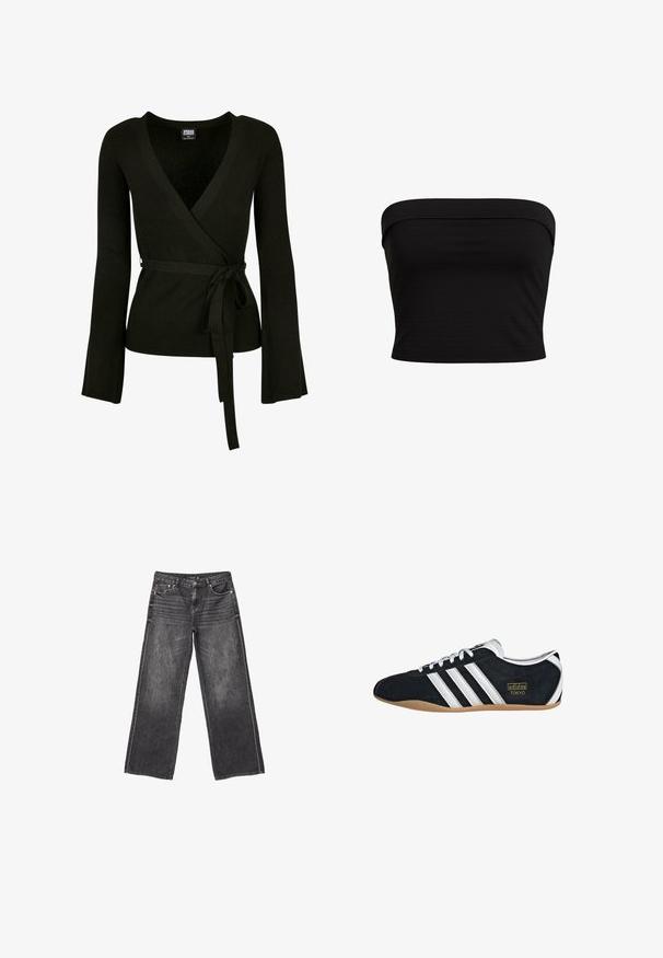Sort ribbet indpakningsbluse med dyb V-udskæring, lange klokkeærmer og et bindebånd i taljen. Glat tekstur, tætsiddende design.; Sort strapless top med et tætsiddende design, lavet af blødt stof med en glat overflade og rene kanter. Ingen yderligere mønstre eller accenter.; Mørkegrå denim jeans med vid ben, front- og baglommer, knaplukning og diskrete slidte detaljer.; Sort ruskinds sneaker med hvide tre striber, guldlogo og en brun gummisål. Har et lavprofil snørebåndsdesign.