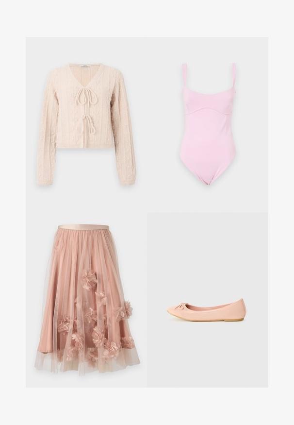 Lichtroze cropped cardigan van structuurgebreid materiaal, met een V-hals en een striksluiting aan de voorkant. Versterkt met verticale ribbelpatronen.; Good American TANK - Top - flora; Tule rok in zachtroze met een satijnen tailleband. Voorzien van gelaagde doorschijnende stof en driedimensionale bloemapplicaties verspreid over het geheel.; Balletflat in lichtroze synthetisch materiaal met een ronde neus, voorzien van een klein strikdetail en een flexibele zool.
