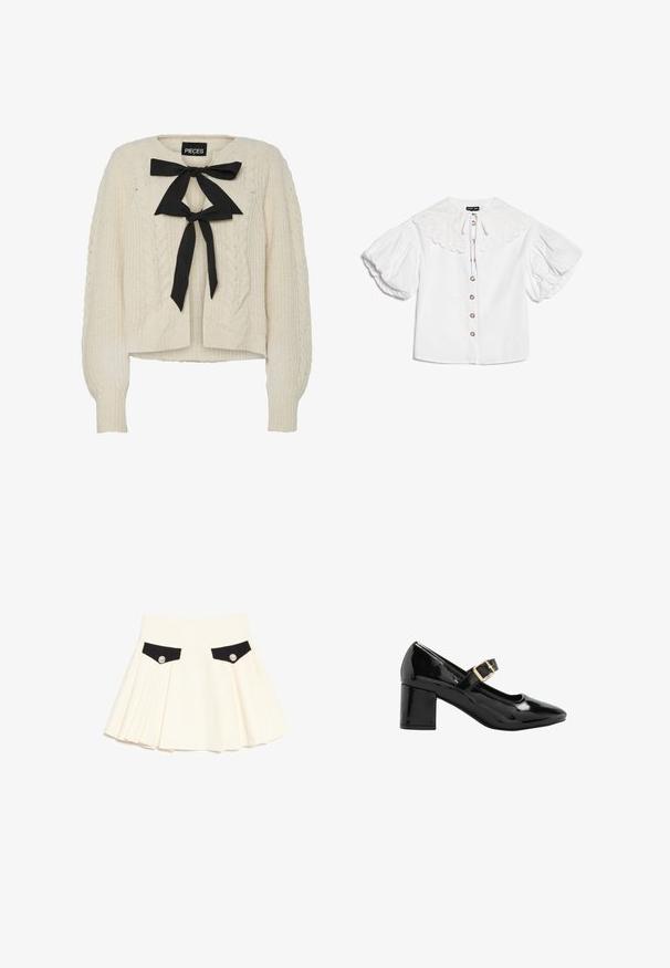 Creme kabelstrikket sweater med sort båndsløjfe ved halsen, lange ærmer samt ribstrikkede manchetter og kant. Blød tekstur, afslappet pasform.; Hvid bluse med stor bølget krave, guldfarvede knapper foran og voluminøse korte puffede ærmer.; Cremefarvet plisseret nederdel med sorte lommetaskelåg foran, hver sikret med en enkelt dekorativ sølvknap.; Sort laklæder Mary Jane-sko med blokhæl og guldspænde, vist fra siden på en hvid baggrund.