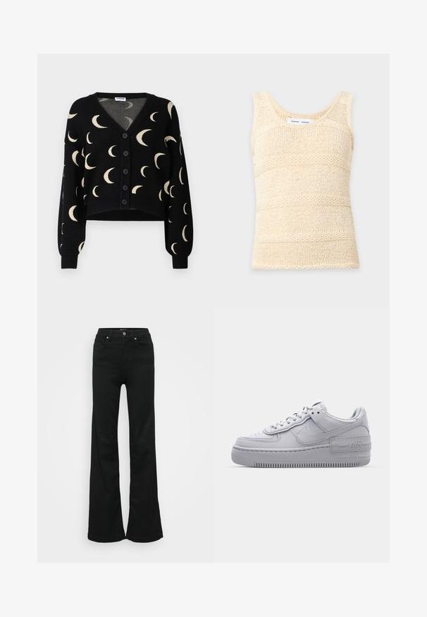 Noisy May NMCHARLOTT V-NECK CARDIGAN - Cardigan - black; Kremfarvet ærmeløs strikket tanktop med tekstureret horisontalt stribet mønster og rund halsudskæring.; Sorte flared jeans lavet af denim, med høj talje, fem lommer og metalknaplukning. Glat tekstur med minimal dekoration.; Grå Nike Air Force 1 sneakers med perforeret tå, glat læderoverdel, tyk sål og præget 'AIR' detalje på hælen.