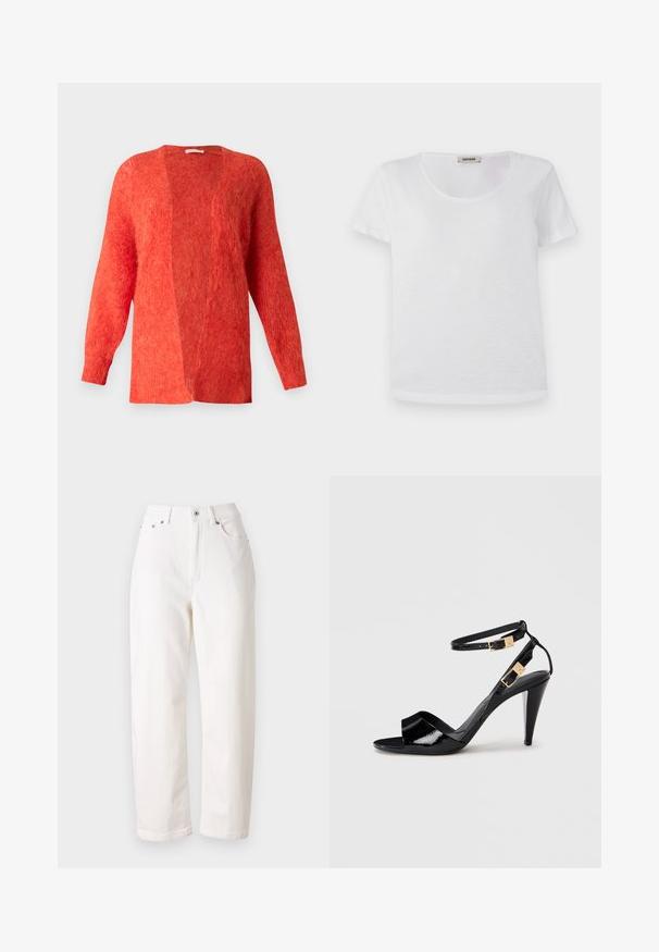 Rote, offen gestaltete Strickjacke aus weichem, strukturiertem Material. Hat lange Ärmel und einen lockeren Schnitt. Keine Verschlüsse, minimalistisches Design.; Weißes Kurzarm-T-Shirt aus weichem Material, mit Rundhalsausschnitt und geradem Saum, ohne sichtbare Muster oder Akzente.; Weiße Denim-Jeans mit geradem Bein, hoher Taille, Reißverschluss und metallischem Knopfverschluss. Verfügt über fünf Taschen und dezente Nähte.; Schwarze, lackierte High-Heeled-Sandalen mit doppelten Knöchelriemen und goldenen Schnallen, Zehen offen und schlankem, spitz zulaufendem Absatz auf neutralem Hintergrund.