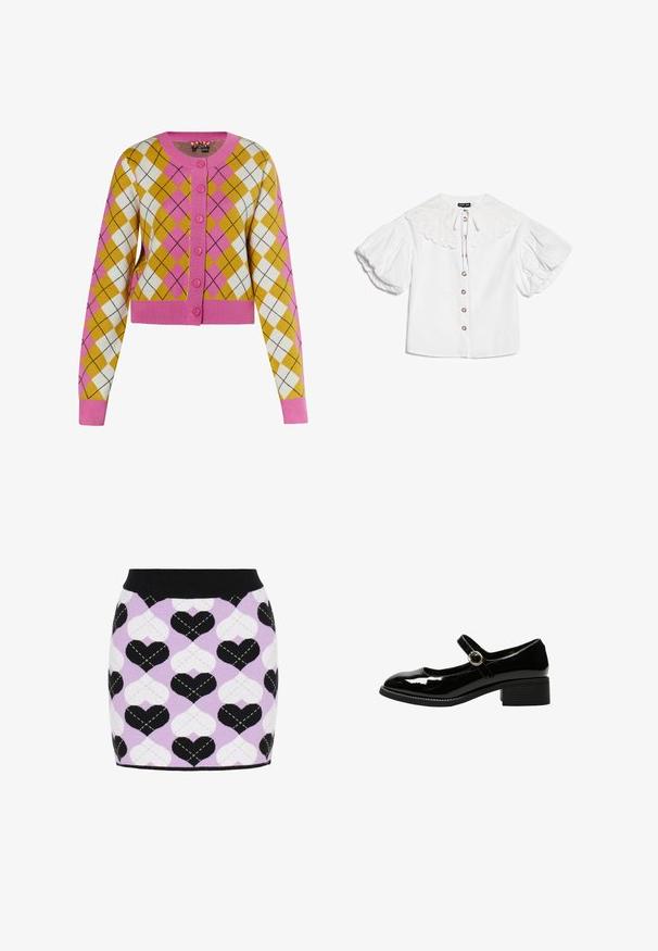 Cropped cardigan i gul, hvid og lyserød argyle mønster. Har lyserøde knapper og ribbede manchetter. Fremstillet af blødt strikmateriale.; Hvid bluse med stor bølget krave, guldfarvede knapper foran og voluminøse korte puffede ærmer.; Strikkjørt med en sort talje og en lilla krop, prydet med gentagne hjerte mønstre i sort og hvid, med syninger detaljer.; Sort laklæder Mary Jane sko med lav blokhæl og rund guldlås rem på hvid baggrund.