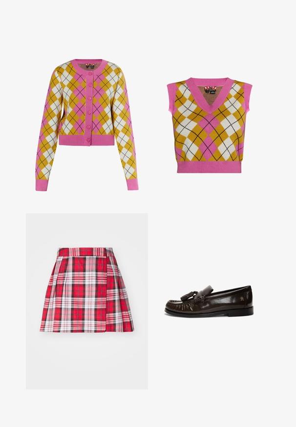 Cardigan scurt în galben, alb și roz cu un model argyle. Prezintă nasturi roz și manșete cu nervuri. Realizat din material tricotat moale.; Vest tricotat fără mâneci, cu decolteu în V roz, model argyle în galben, alb și roz, cu linii negre contrastante și un tiv elastic.; Fustă carouri roșii cu pliseuri, având un amestec de carouri roșii, negre și albe. Confecționată dintr-un material moale, are o talie ajustată și un tiv evazat.; Mocasini din piele maro închis cu ciucuri, cusătură mocasin, talpă neagră plată și logo mic auriu pe partea călcâiului.