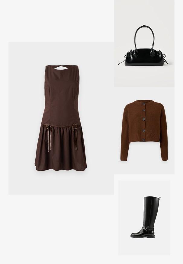 Brun cropped cardigan med ribbet kant, der har seks sorte knapper, en rund halsudskæring og teksturerede ærmer.; Brun ærmeløs kjole med en tætsiddende overdel og udvidet nederdel. Har snøredetaljer i taljen og et åbent rygdesign.; Sorte knæhøje støvler lavet af blankt læder med en sølvfarvet spænde ved anklen og rundet snude. Flad sål.; Lille sort blank håndtaske med to lange håndtag og snøre-detaljer i siden på en ensfarvet lys baggrund.