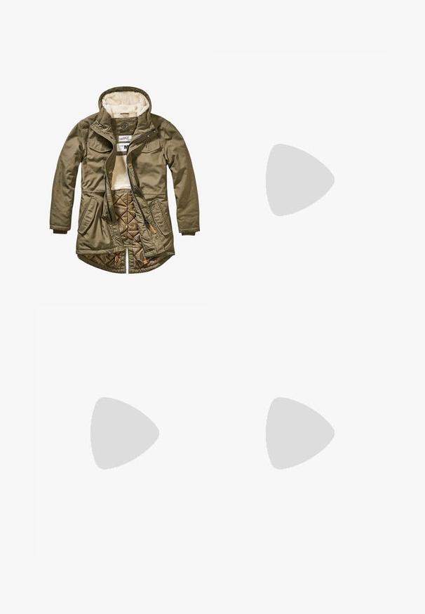Olivengrøn parka-jakke med en fuzzy beige foring, to brystlommer, lynlås- og knaplukninger samt en quilted inderside for varme.; Langærmet henley-skjorte i lys beige ribbet stof, med V-hals, tre-knap placket og manchetter ved ærmerne. Rød logo-tags ved kanten.; Tan corduroy cargo bukser med løs pasform, der har sidelommer, en snor i kanten og et diskret logo-design på den ene side.; Sorte lædersko med en glat overflade, rund tå, brune snørebånd og lysebrune gummisåler. Logo præget på siden.