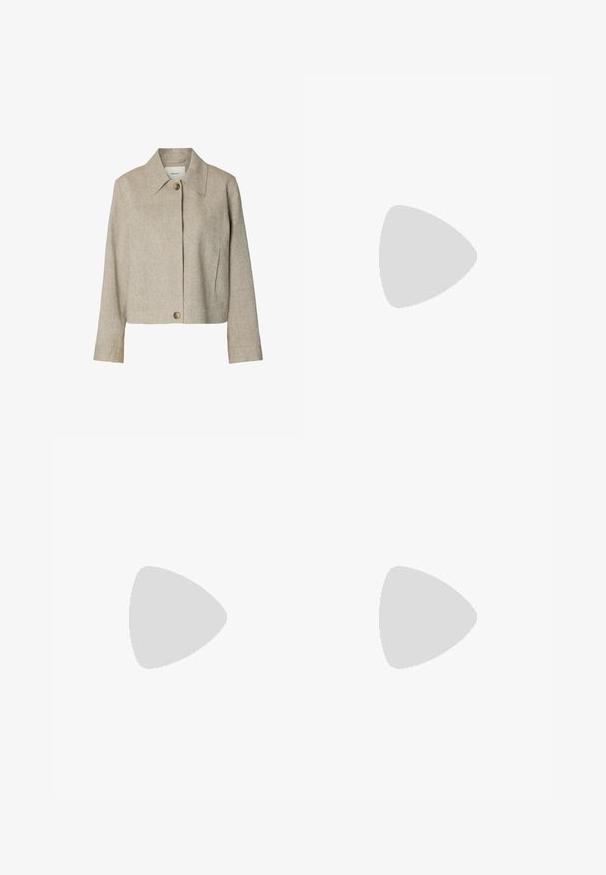 Beige, kurz geschnittene Jacke mit weitem Kragen, langen Ärmeln, zwei großen Knöpfen und subtilen Nahtdetails, aus strukturiertem Stoff gefertigt.; Pegador GABI HEAVY OVERSIZED TEE - T-Shirt print - white; Weiße gerade geschnittene Jeans aus Denim mit Knopf- und Reißverschluss, Taschen vorne und hinten sowie Kupfernieten-Akzenten.; Schwarze Low-Top-Sneaker aus glattem Material, mit dicken Schnürsenkeln, einer strukturierten Sohle und einem kleinen Logo an der Seite und auf der Zunge.