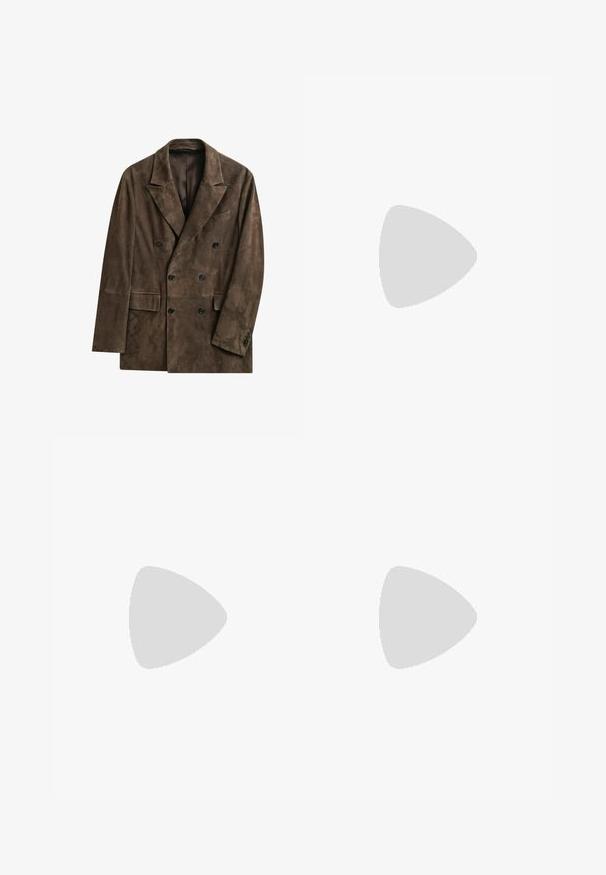 Bruine suède dubbelgeknoopte blazer met inkepingrevers, zes zwarte knopen, twee klepzakken aan de voorkant en een borstpaspelzak.; Blauw denim overhemd met lange mouwen, met puntige kraag, knoopsluiting vooraan en twee borstzakken met knoopkleppen op een effen achtergrond.; Lichtblauwe denim jeans, rechte pijpen, met vijf zakken, contrasterende stiksels en een knoopsluiting bij de tailleband.; Bruine leren Chelsea-laars met brogue-details, elastisch zijpaneel, trekkoord aan de achterkant en lage gestapelde hak.