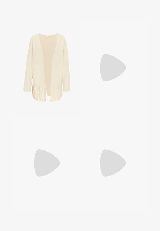 Kremfarvet jakke med åben front, lange ærmer og frynsekant langs nederste kant.; Lyseblå bluse med solid bagpanel og lange, puffede blondeærmer med cirkulære blomsterudskæringsmønstre og knapmanchetter.; Lang nederdel med røde, orange og gule blomster- og geometriske mønstre i horisontale sektioner på beige baggrund.; Brun ruskind ankle støvle med spids tå, lav skrå hæl og dekorative frynser på siden.
