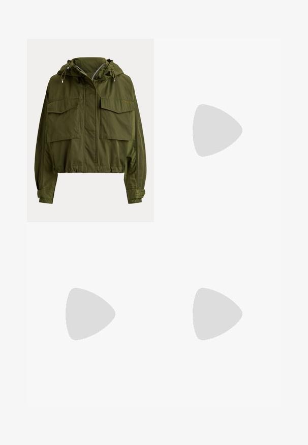 Olijfgroene korte jas met capuchon, ritssluiting vooraan, twee grote klepzakken en verstelbare manchetten, geborduurd "Polo" logo op de borst.; Bruine fleecjas met een hoge kraag, een halve rits aan de voorkant en een borstzak; heeft een gestructureerde stof en een logo op de voorkant.; Even&Odd Tall by Zalando Cargobroek - beige; Bruine suède wandelschoen met dikke witte en rode zool, gewatteerde enkelkraag, metalen oogjes en ronde veters, getoond in zijaanzicht.