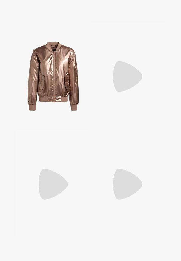 Pronssi bomber-takki, jossa on kiiltävä ja sileä pinta. Varusteena edessä vetoketju, ribbaatut hihansuut ja sivutaskut. Logo ommeltuna rintaan.; Kevyt rintaliivi, jossa on käärmeennahkamainen kuvio vihreän, vaaleanpunaisen ja harmaan sävyissä. Varustettu ohuilla säädettävillä hihnoilla ja etuosassa valkoisella logolla.; Mustat urheiluhousut, joissa on joustava vyötärö, nauhakuja, sivuvetoketjulliset taskut ja kapenevat lahkeet. Valmistettu pehmeästä, tekstuuripinnoitteisesta kankaasta.; Paksu lenkkitossu, jossa on valkoinen pohja, hologrammipaneelit, vaaleanpunaisia ja hopeisia glitteryksityiskohtia, valkoiset nauhat ja "BUFFALO"-teksti kantahihnassa.