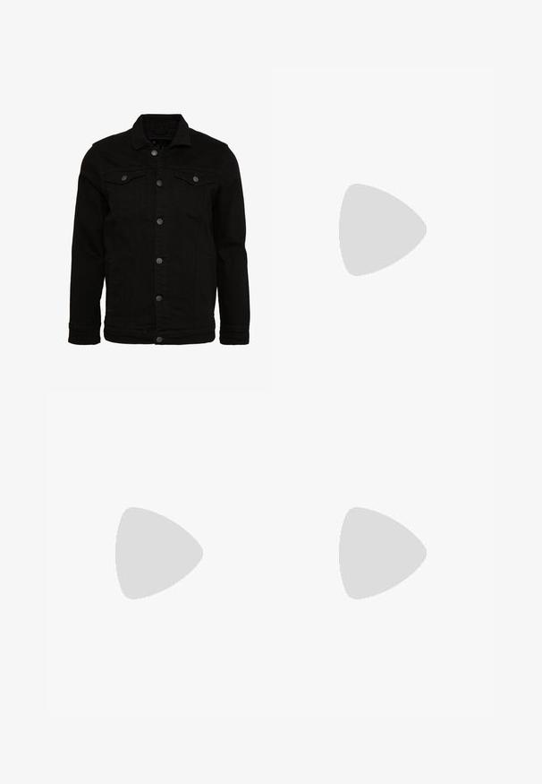 Sort denimjakke med et klassisk design, der har knaplukninger, to brystlommer og en let tekstureret overflade.; Sort rullekrave-trøje, lavet af blødt stof, har lange ærmer, ribbede manchetter og kant, med en tætsiddende halsdesign og en glat tekstur.; Sorte bomuldsdenimjeans i lige pasform, med knaplukning, bæltestropper og diskrete falmede detaljer på stoffet.; Hvid Nike Air Force 1-sneaker med sort swoosh, snørebånd bundet, placeret i luften over tekstureret betonoverflade udendørs.