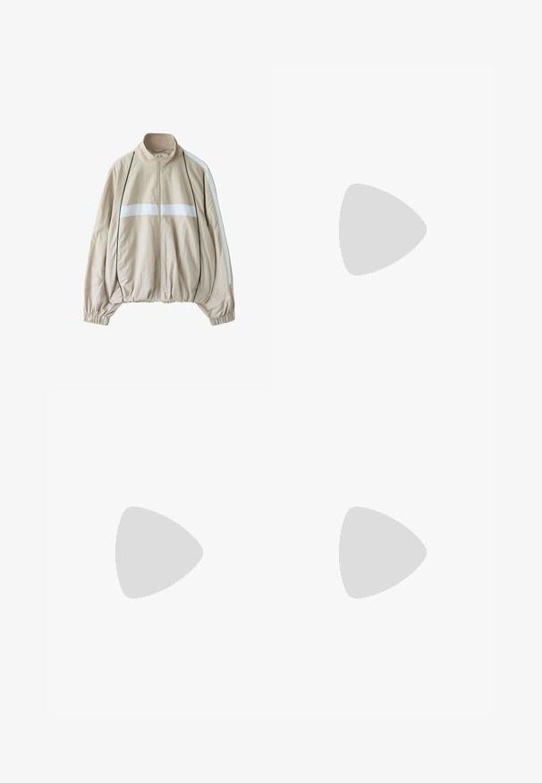 Beige lynlåstrøje med hvid vandret stribe over brystet, hvide striber på ærmerne, sort piping, elastiske manchetter og samlet kant.; Beige sports cropped t-shirt med korte ærmer, ribbet nederste del og subtilt logo på brystet. Glat tekstur, tætsiddende design.; Mørkegrå, elastiske joggers lavet af blødt stof; har en elastisk talje med snøre og tilspidsede ben.; Hvid lav sneaker med brun gummisål, syningsdetaljer, snørelukning foran og broderet logo på siden.