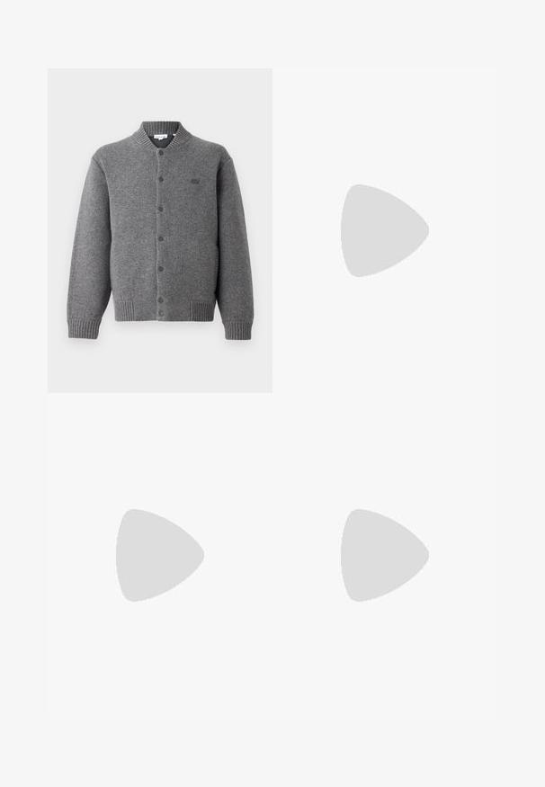 Lacoste Chaquetas bomber - pitch chine; Camiseta de manga corta gris, hecha de una tela suave y ligera, con cuello redondo y costuras mínimas. Apta para uso casual.; Jeans de mezclilla azul claro con corte recto, que presentan un acabado desgastado, cinco bolsillos y un cierre de botón con herrajes de metal.; Mocasín de cuero negro con detalle de tira gris, tacón bajo y suela texturizada, con la marca "HUGO" en oro en el lateral.