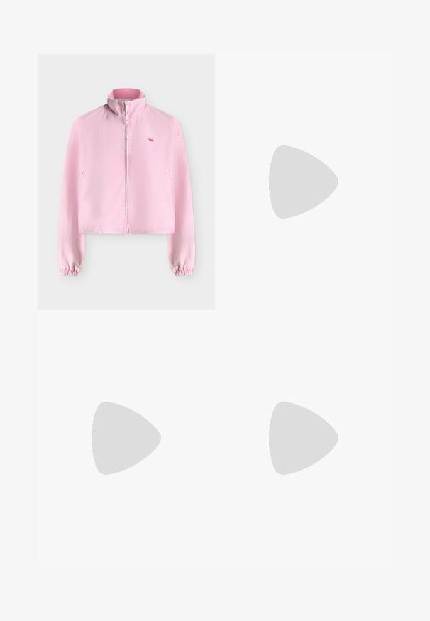Veste rose clair zippée avec col montant, manches longues avec poignets élastiques, poches latérales et petit logo rouge sur la poitrine.; Pull court rose clair avec texture côtelée, encolure ronde et manches longues. Présente un petit logo sur la poitrine.; Jean évasé taille haute de couleur crème clair, fabriqué en denim. Comprend des poches avant, une fermeture à boutons et zip, ainsi que des coutures visibles.; Escarpins beige à bride arrière avec un bout pointu, côtés ouverts et petit talon bloc. Texture en cuir lisse et design minimaliste.
