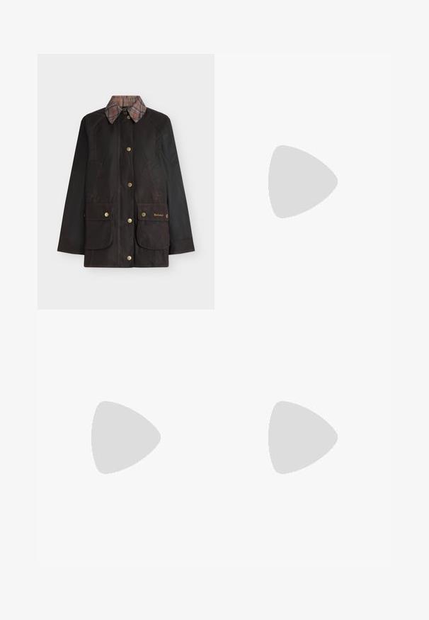 Veste cirée marron foncé avec col à carreaux, fermeture à boutons sur l'avant et deux grandes poches à boutons-pression étiquetées Barbour en bas à l'avant.; Chemise blanche courte à boutons en coton. Dotée d'un col pointu, de manches longues bouffantes et de coutures légèrement courbées. Design classique.; Pantalon chino marine en mélange de coton, coupe fuselée, devant plat, poches latérales et une poche arrière unique ; orné d'un petit logo doré.; Botte en cuir marron montant, avec une texture lisse, un bout arrondi et peu de détails de couture. Semelle plate avec un petit talon.