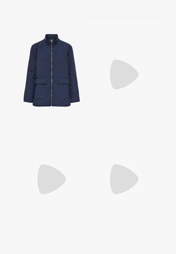 Marineblaue gesteppte Jacke mit durchgehendem Frontreißverschluss, hohem Rippkragen und zwei aufgesetzten Fronttaschen mit Klappe.; Weißes, figurbetontes T-Shirt mit kurzen Ärmeln und Rundhalsausschnitt, mit einem kleinen Markenetikett innen am Kragen.; Graue Denim-Jeans mit einem geraden Bein-Design und einem umgeschlagenen Saum. Klassischer Fünf-Taschen-Stil und eine vordere Knopfleiste.; Weißer Adidas Samba Sneaker mit schwarzen Streifen und Gummisohle, schwebend über strukturierten grauen Betontreppen.