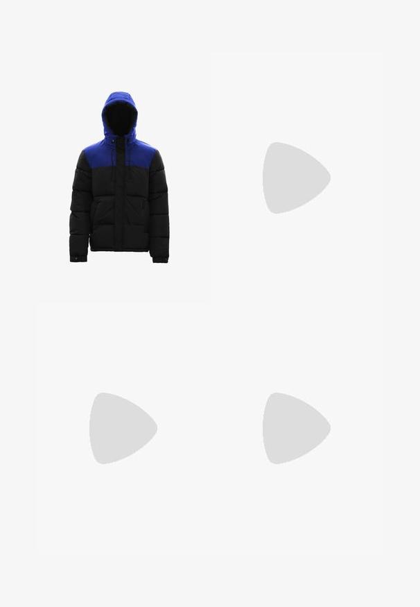 Daunenjacke mit der oberen Hälfte in Blau und der unteren Hälfte in Schwarz. Verfügt über eine Kapuze, Reißverschlusstaschen und eine gesteppte Textur zur Isolierung.; Schwarzes Baumwoll-T-Shirt mit kurzen Ärmeln, Rundhalsausschnitt und einem kleinen gelben Logo im linken Brustbereich. Einfaches Design und normale Passform.; Helle königsblaue Cargohose aus Baumwolle mit strukturierter Oberfläche. Verfügt über zwei Fronttaschen mit Knopfakzenten und einen Frontknopfverschluss.; Braune Leder-Ankle-Boots mit Metallösen, weißem Kunstfellfutter, schwarzem gepolstertem Kragen, robustem Sohlenprofil und geprägtem Logo an der Seite.