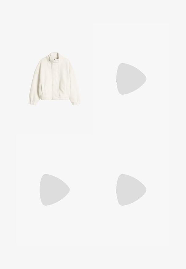 Witte zachte fleecejas met opstaande kraag, drukknoopsluiting, elastische manchetten en twee zijzakken.; Beige trui met lange mouwen en ronde hals, met geribbelde boorden en zoom, gemaakt van zachte gebreide stof, getoond op een witte achtergrond.; Lichtblauwe jeans met een recht model, vijf-pocket ontwerp, sluiting met een voorknoop en subtiele vervaging op de bovenbenen. Klassieke denimtextuur.; Low-cut taupe suède pantoffel met witte fleece voering, donkere rubberen zool en een trekhaak bij de hiel, zijaanzicht op witte achtergrond.