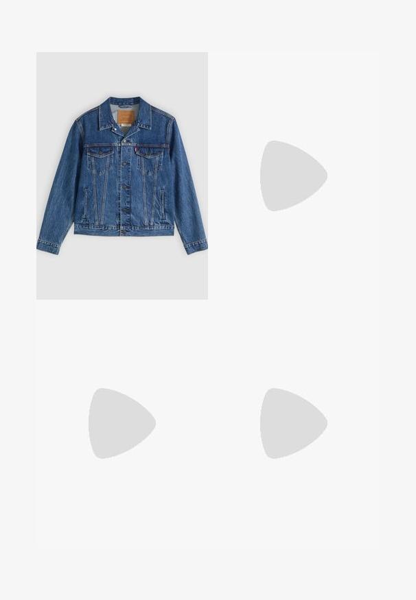 Denimjakke i blå med et klassisk design, der har to brystlommer, sidelommer og metalliske knapper. Karakteristiske syningdetaljer.; Lyseblå denim langærmet skjorte med spids krave, to brystlommer med klapper og hvide trykknapper foran.; Mørkeblå denimjeans med lige snit, fem-lomme design, metalbeslag og kontrasterende orange syninger. Glat tekstur, ingen synlige mønstre.; Brun læder ankelstøvle med en glat overflade, elastiske sidepaneler, en rund tå, dekorativ syning og en lav blokhæl.