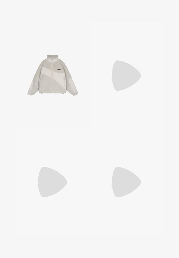 Vaaleanharmaa fleece-takki, jossa täyspitkä vetoketju edessä, korkea kaulus, vinottaiset kangaspaneelit, vetoketjulliset sivutaskut ja joustavat hihansuut.; Beige ribbad topp med breda axelband och djup rundad halsringning, med sömmar för struktur och en texturerad yta.; Musta-valkoiset collegehousut, joissa liehuva malli, kiristysnyörivyötärö ja vasemmalla puolella pieni kultainen Puma-logo.; Valkoiset nauhakenkät, joissa on paksu pohja, sileä synteettinen materiaali, tekstuuriset yksityiskohdat ja vetolenkki kantapäässä.