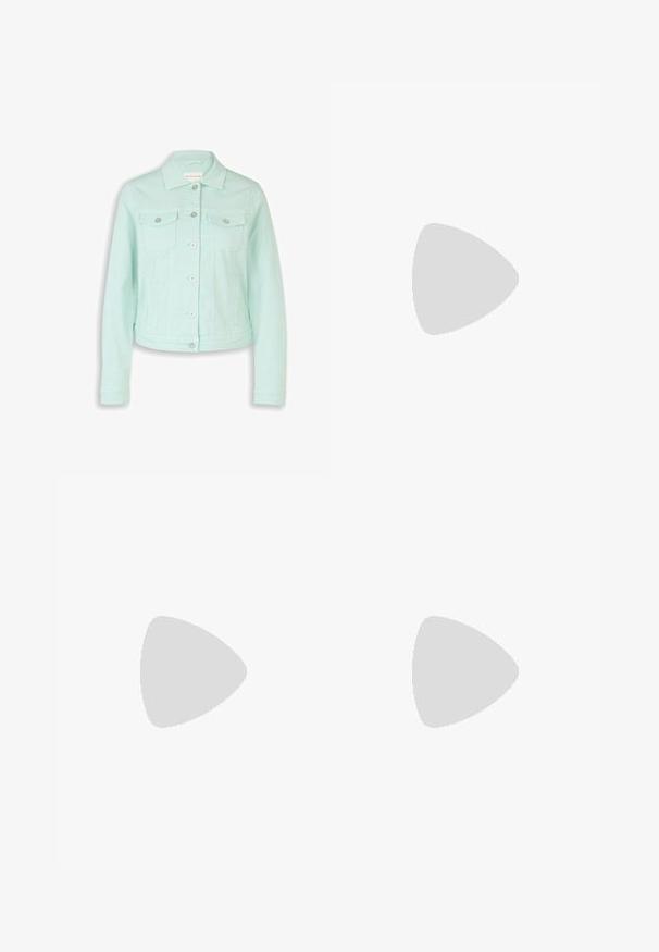 Chaqueta vaquera verde menta claro con mangas largas, cierre frontal con botones, dos bolsillos en el pecho con solapas y cuello clásico.; Camiseta de manga corta verde menta con rayas horizontales blancas y cuello redondo blanco, mostrada extendida sobre un fondo blanco.; Pantalones verde menta confeccionados en tejido suave, con cintura ajustable mediante cordón, dos bolsillos frontales y detalles de costura sutiles a lo largo de las costuras laterales.; Zapatilla deportiva de caña baja de color rosa claro con el logo "TT" en color melocotón, lengüeta del talón melocotón, cordones rosa claro y suela de caucho gum, vista lateral sobre fondo blanco.