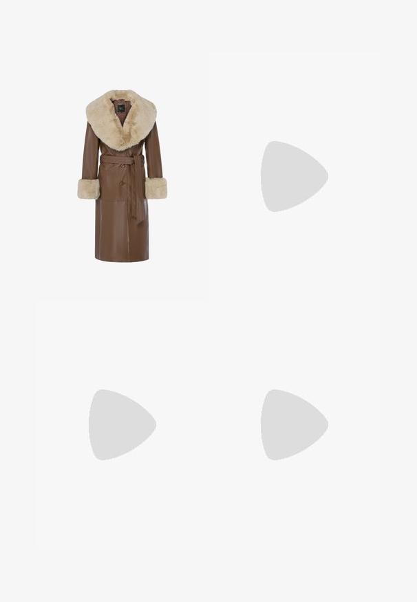 Long manteau en cuir marron avec large col et poignets en fourrure crème, taille ceinturée et fermeture à boutons à l'avant sur fond uni.; Pull col roulé crème clair en matériau doux et côtelé ; design ajusté avec des manches longues et un ourlet texturé. Pas de motifs ni d'accents.; Tissu à motif chevrons dans des tons beige et gris, présentant une ceinture structurée et une texture de tissage élaborée.; Botte en daim marron jusqu'au genou avec un orteil carré, un talon épais et un détail de boucle en ton doré sur une sangle en daim assortie autour de la cheville.